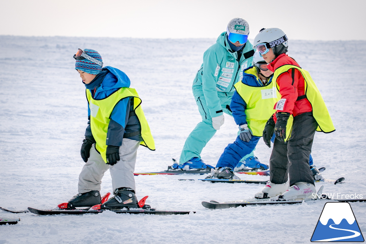 井山敬介さんと秋元日菜子さんのコンビは今年も健在！さらに、サプライズゲストも登場？！憧れのスキーヤーと一緒に雪と戯れ、『いちえ』の美味しいランチをいただく…。夢のようなイベント。めもるホールディングス presents プロスキーヤー・井山敬介さんと行く｜ダイナスティスキーリゾート
